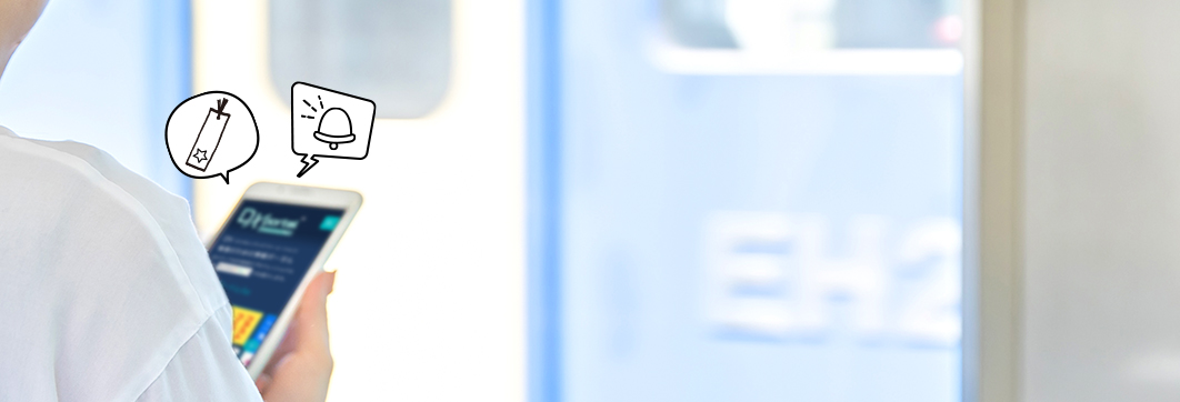 スマホを操作する手の写真