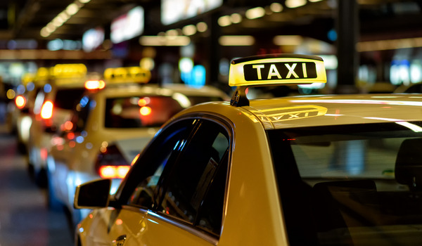 【タクシー業界DX事例】運転手の高齢化と地域格差｜苦境を切り拓くDX事例3選