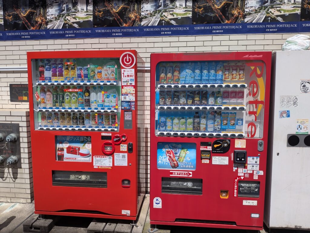 街で見つけた赤い自販機、そこから始まった観察