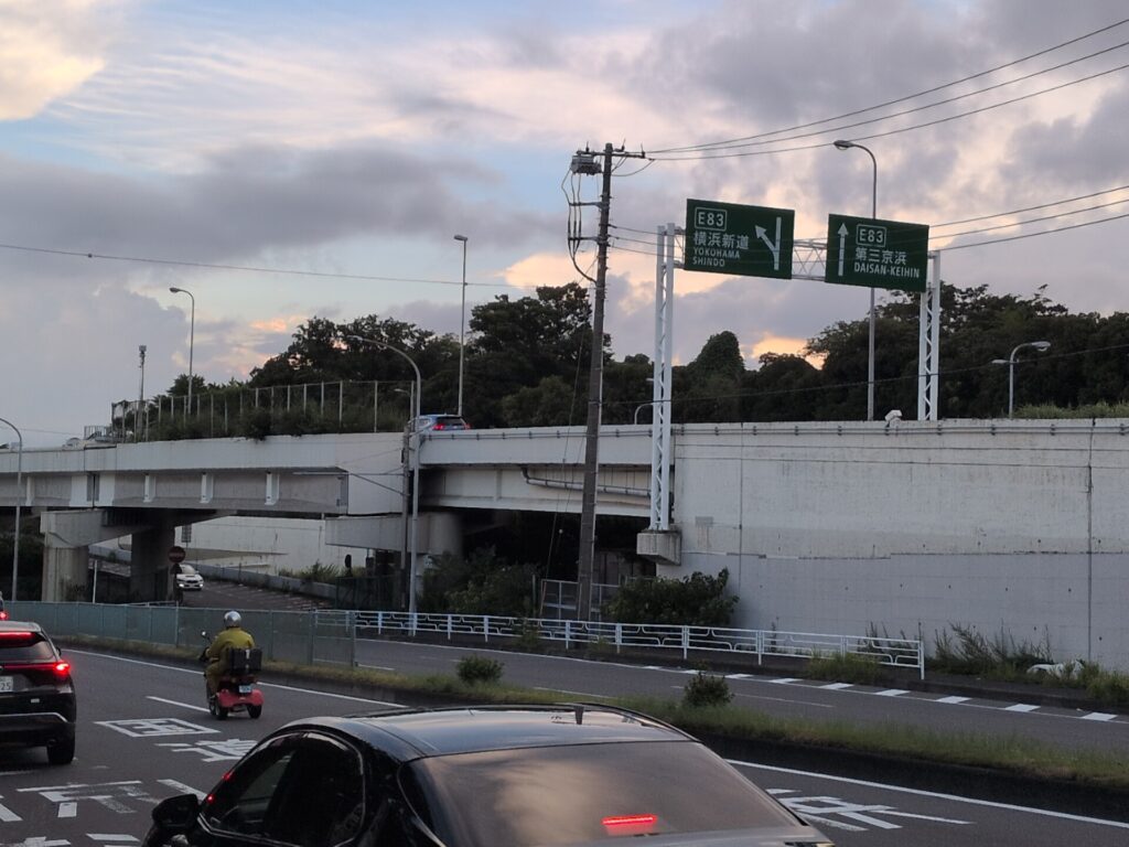 高速道路と一般道が並列して走る