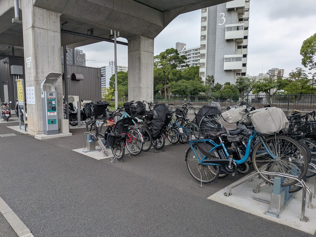 鉄道高架の屋根と柱の間を活用し、多数の自転車を収容している駐輪場