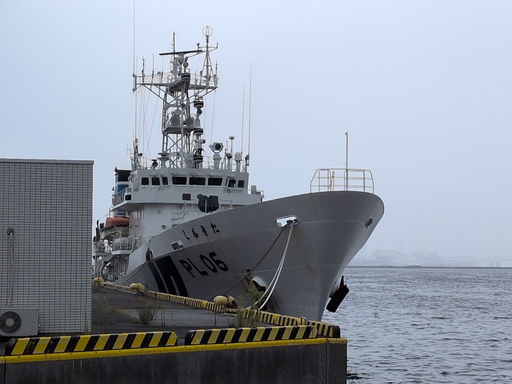 港に停泊する灰色の業務船。船体に「PL05」の記号が見える