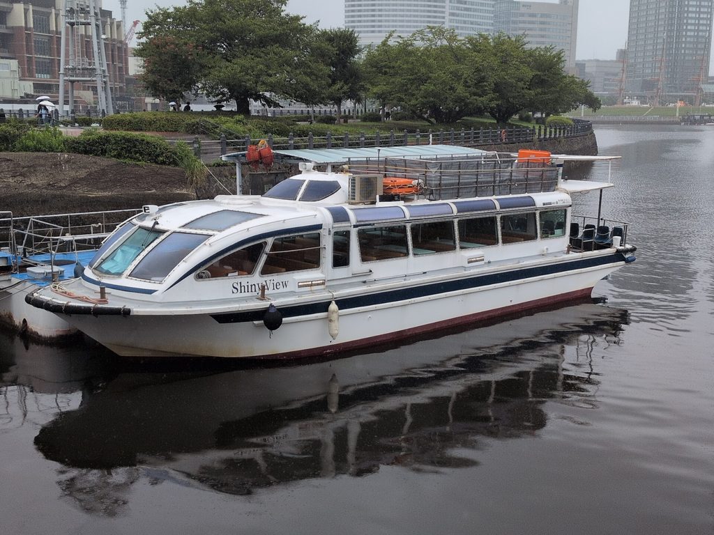 青と白のツートンカラーの小型旅客船「Shiny View」