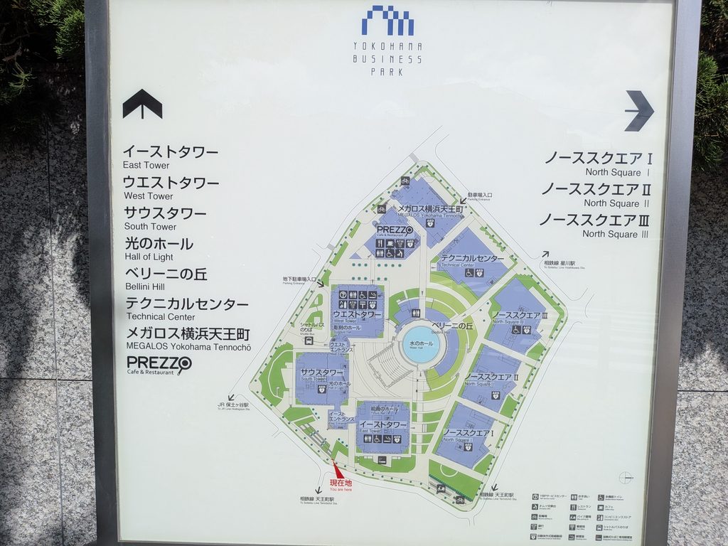 複数のオフィス棟、各種ホール、人工の丘、スポーツクラブ、飲食店、銀行、郵便局が一枚に収まった横浜ビジネスパークの敷地案内マップ